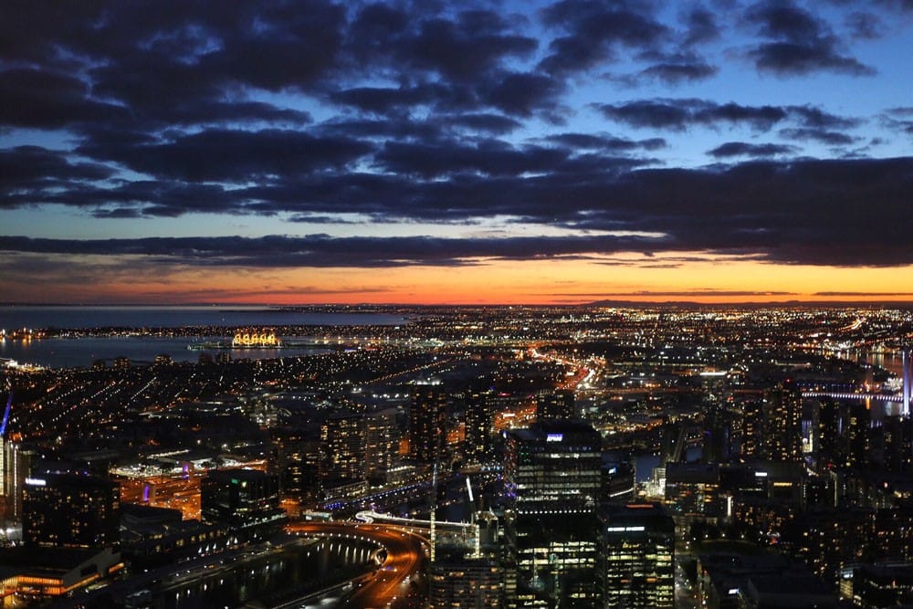 Ser estudiante en Sídney Ciudad de Melbourne de noche con iluminación de todos los edificios